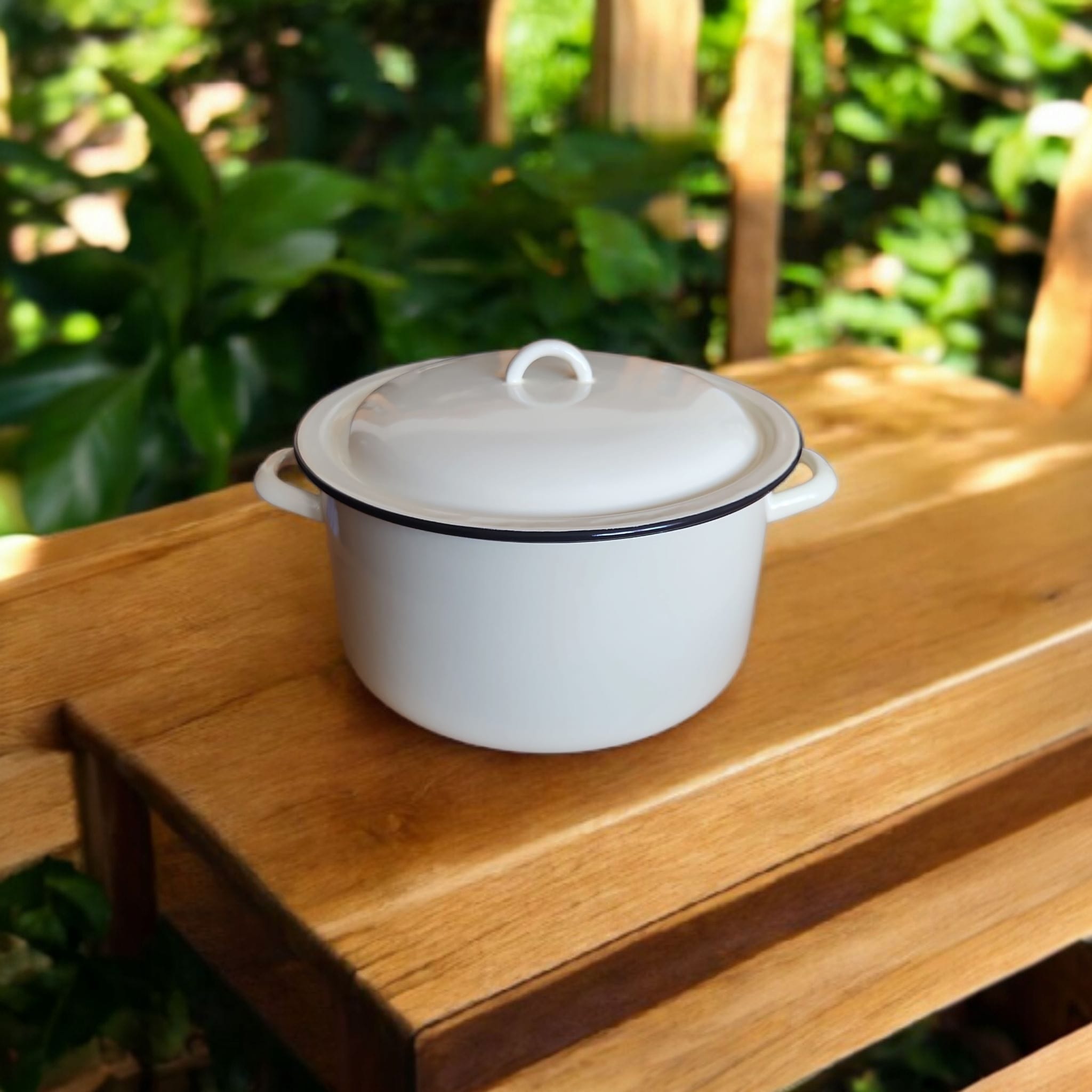 Cratita emailată, crem, cu capac, 30 cm, 10,5 litri Cratita emailată, crem, cu capac, 30 cm, 10,5 litri